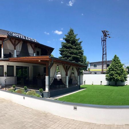 Hotel Lotus Halasztelek Екстер'єр фото