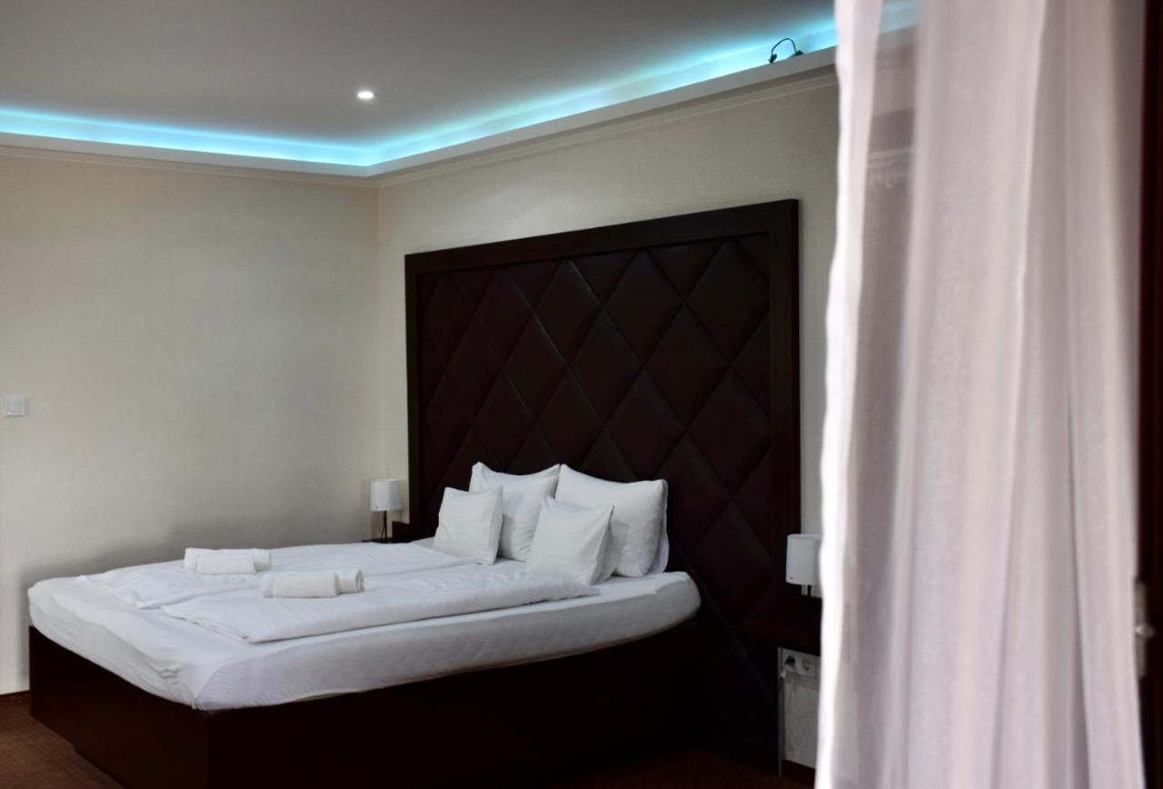 Hotel Lotus Halasztelek Екстер'єр фото