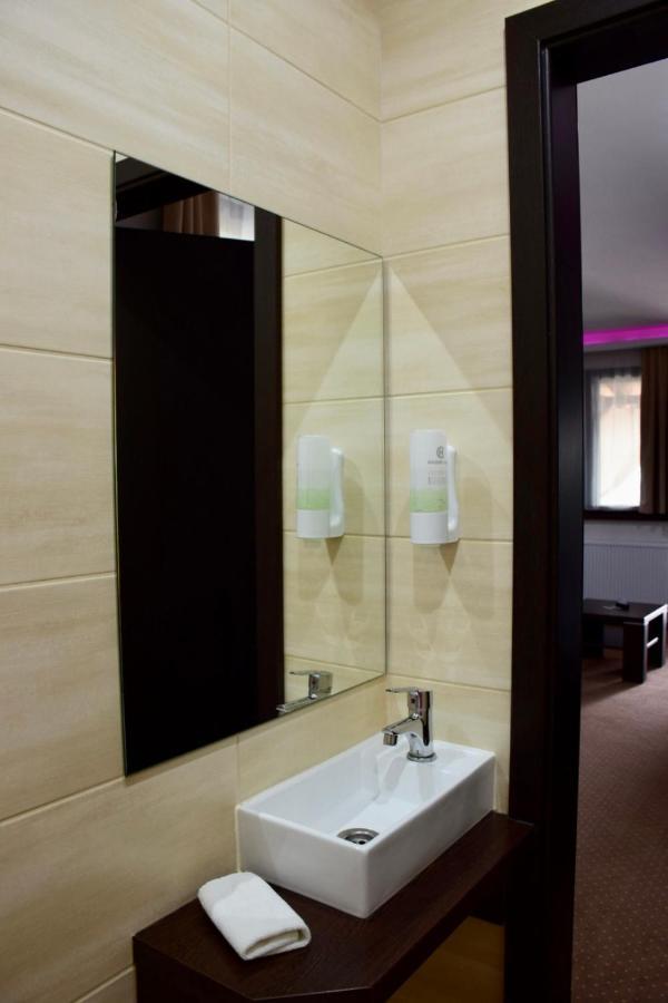 Hotel Lotus Halasztelek Екстер'єр фото