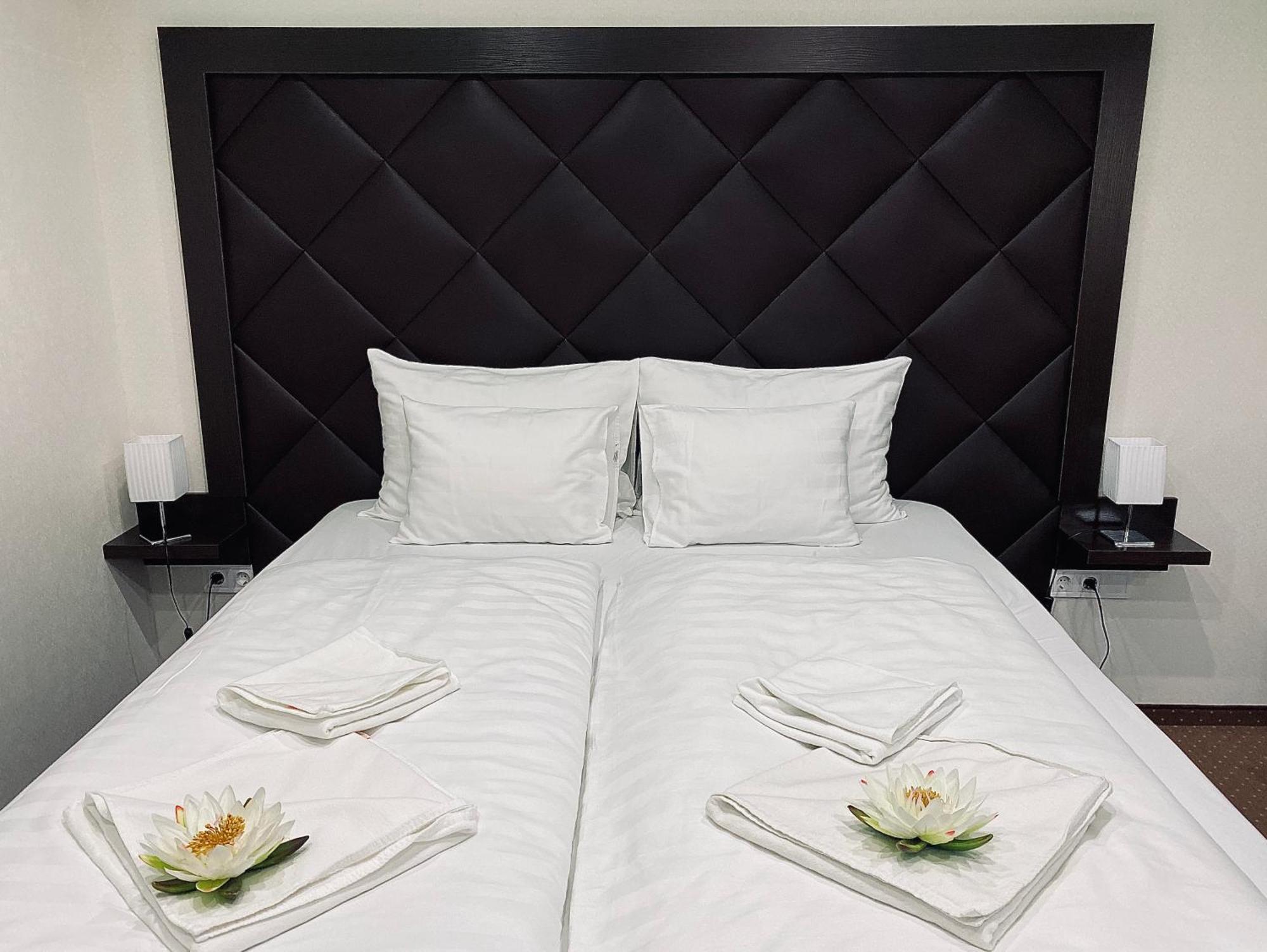 Hotel Lotus Halasztelek Екстер'єр фото