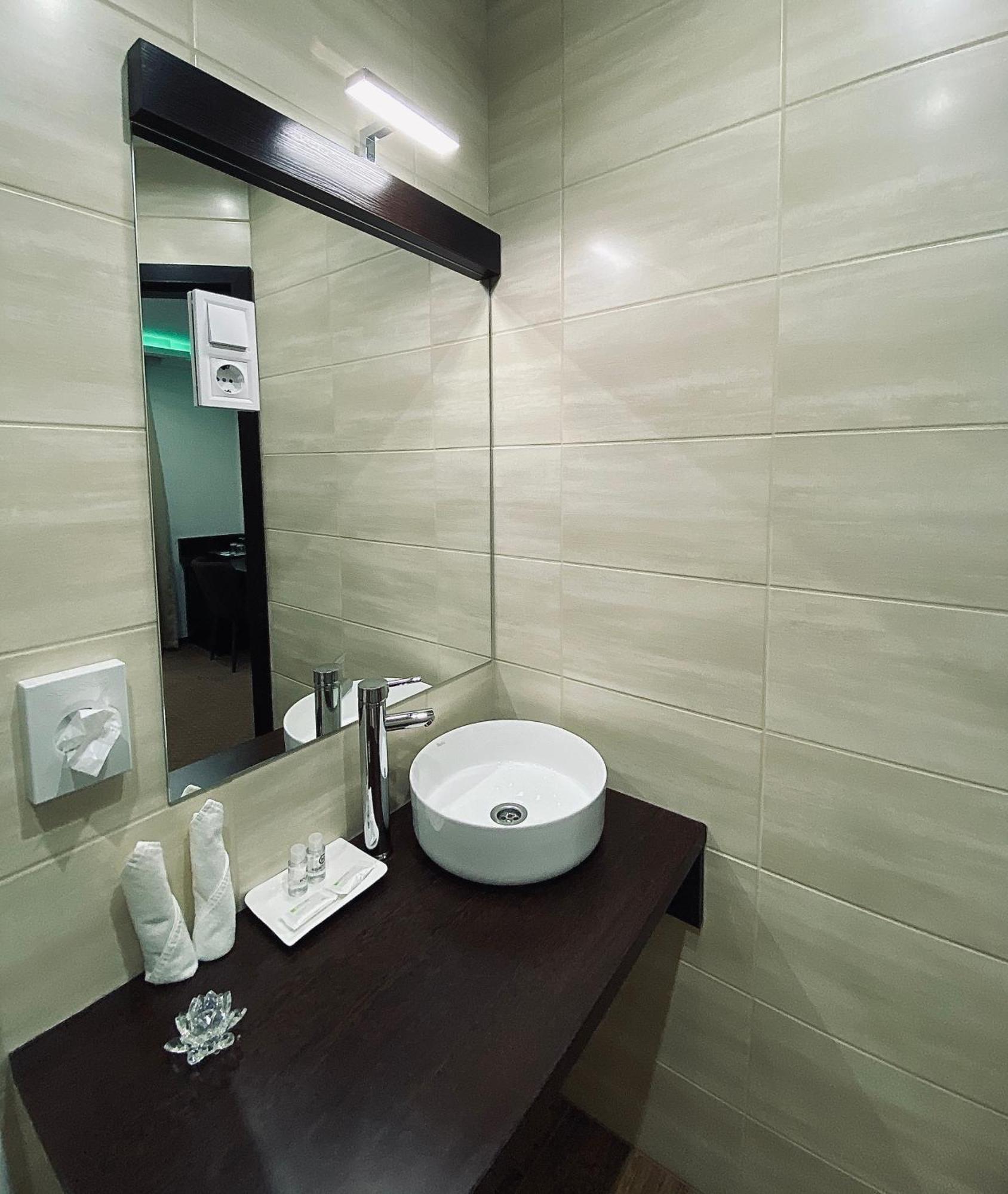 Hotel Lotus Halasztelek Екстер'єр фото